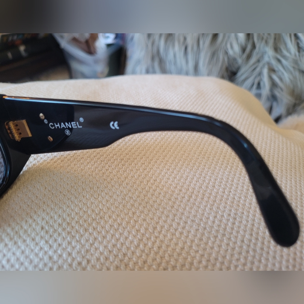 CHANEL Black Sunglasses with Gold Logo - Picture 9 of 9